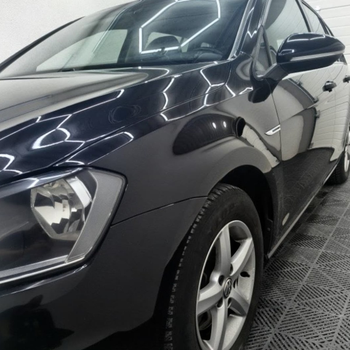 Celkový výsledok — čierny Volkswagen po detailingu